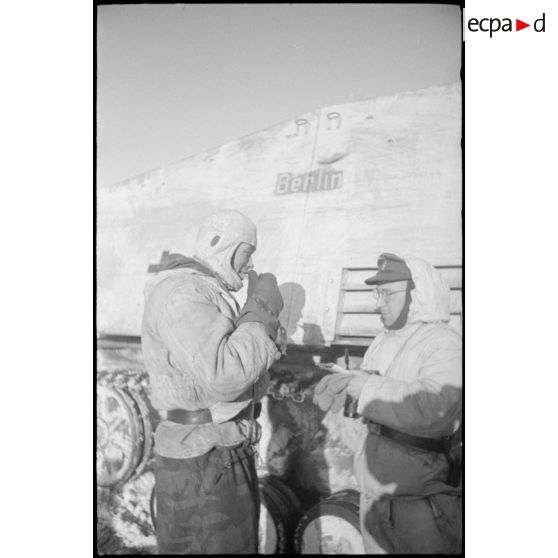 Un membre de l'équipage du Nashorn (Sd.kfz.164) baptisé "Berlin" s'entretient avec le lieutenant de réserve (Oberleutnant der Reserve) Stehler.