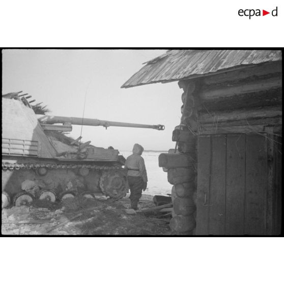 Un équipage d'un Nashorn non identifié du schwere Panzerjäger-Abteilung 519.