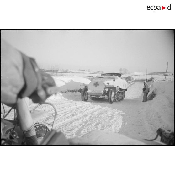 Un Sd.kfz. Sanitaire vu depuis le panier d'un side-car BMW R75.