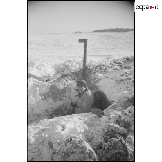 Abri allemand dont sort de terre unique le tuyau du poêle.