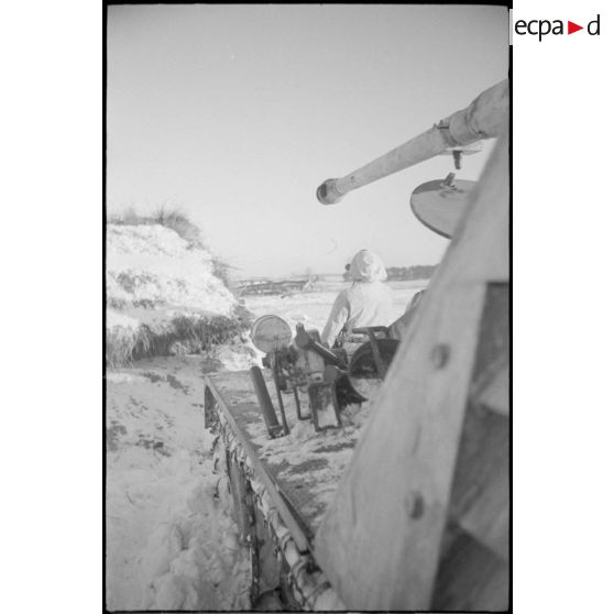 Un équipage d'un Nashorn non identifié du schwere Panzerjäger-Abteilung 519.