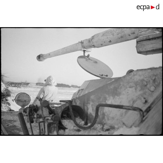 Un équipage d'un Nashorn non identifié du schwere Panzerjäger-Abteilung 519.