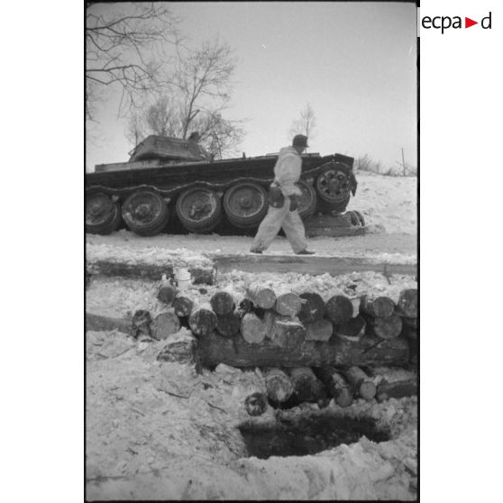 Un char T34 abandonnée, sa chenille gauche est rompue.