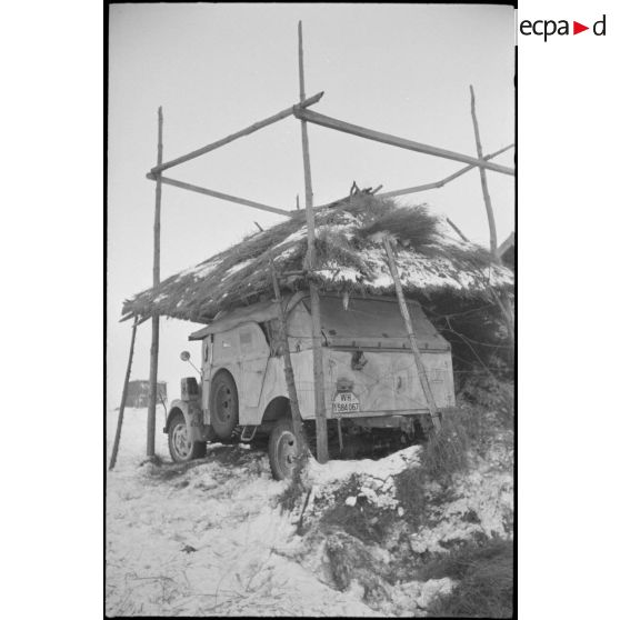 Un véhicule de commandement radio (Horch 901 Kfz 15) immatriculé WH-1584 067.