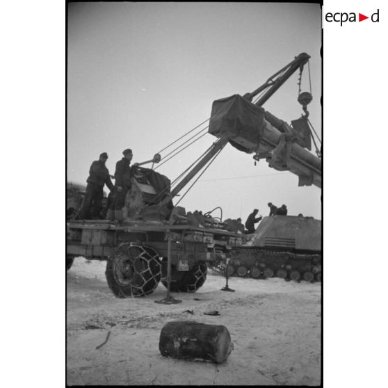 Un camion grue Mercedes-Benz Typ L 4500 S ou Büssing-NAG 4500 A permet le changement du canon de 8,8 cm Pak 41/43 du Nashorn baptisé "Eisbär".