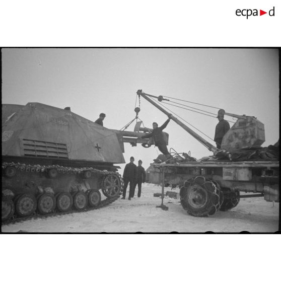 Un camion grue Mercedes-Benz Typ L 4500 S ou Büssing-NAG 4500 A permet le changement du canon de 8,8 cm Pak 41/43 du Nashorn baptisé "Eisbär".