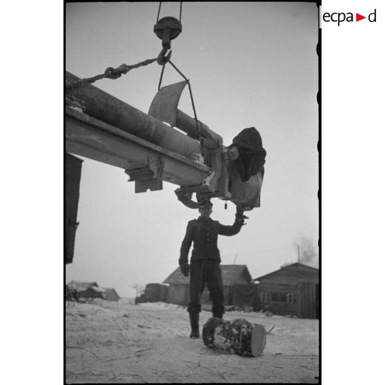 Un camion grue Mercedes-Benz Typ L 4500 S ou Büssing-NAG 4500 A permet le changement du canon de 8,8 cm Pak 41/43 du Nashorn baptisé "Eisbär".