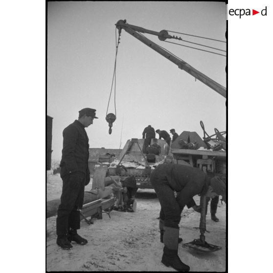 Un camion grue Mercedes-Benz Typ L 4500 S ou Büssing-NAG 4500 A permet le changement du canon de 8,8 cm Pak 41/43 du Nashorn baptisé "Eisbär".