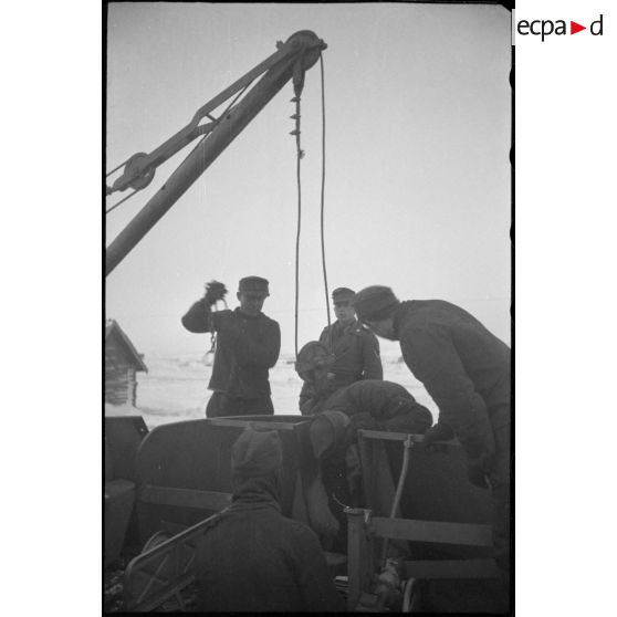 Un camion grue Mercedes-Benz Typ L 4500 S ou Büssing-NAG 4500 A permet le changement du canon de 8,8 cm Pak 41/43 du Nashorn baptisé "Eisbär".