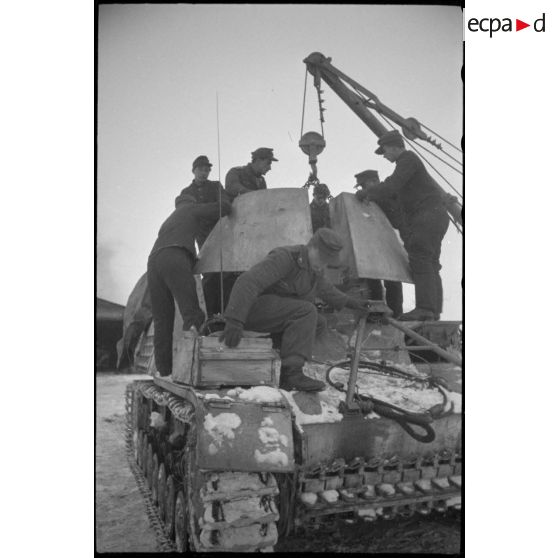 Un camion grue Mercedes-Benz Typ L 4500 S ou Büssing-NAG 4500 A permet le changement du canon de 8,8 cm Pak 41/43 du Nashorn baptisé "Eisbär".