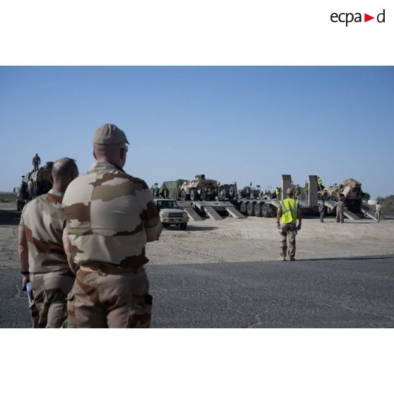 Chargement de véhicules à bord de porte-engins blindés (PEB) émiriens à Zayeb military city, aux Emirats arabes unis.