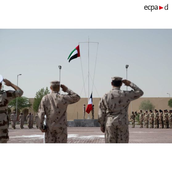 Lever des couleurs sur la place d'armes du camp de Zayed military city, aux Emirats arabes unis.