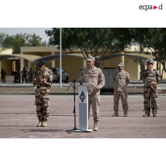 Le général de brigade Humaid M. al Shamshi prononce un discours en présence du vice-amiral Emmanuel Slaars pour une cérémonie sur la place d'armes du camp de Zayed military city, aux Emirats arabes unis.