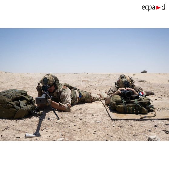 Un binôme de tireurs de précision du 92e régiment d'infanterie (RI) s'exerce au fusil de précision PGM Hécate II sur le champ de tir d'Al Hamra, aux Emirats arabes unis.