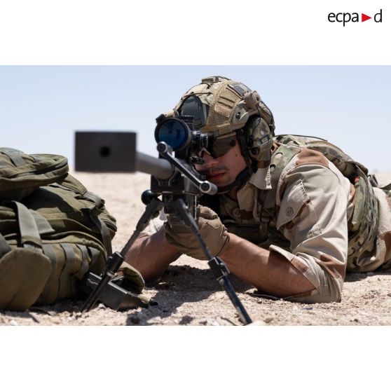 Un tireur de précision du 92e régiment d'infanterie (RI) s'exerce au fusil de précision PGM Hécate II sur le champ de tir d'Al Hamra, aux Emirats arabes unis.