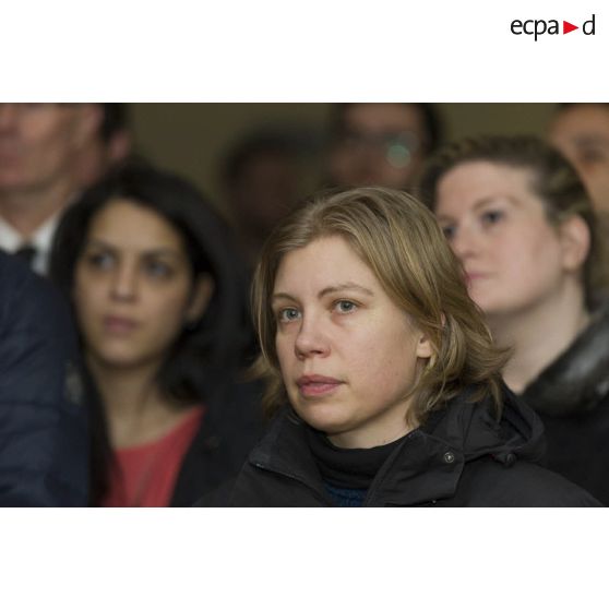 Portrait d'Hélène, preneuse de son, pendant la réception des voeux au cercle mixte de l'ECPAD.