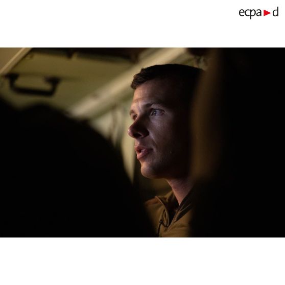 Un commandant d'unité travaille à bord d'un véhicule blindé de combat d'infanterie (VBCI) dans la région d'Al Hamra, aux Emirats arabes unis.