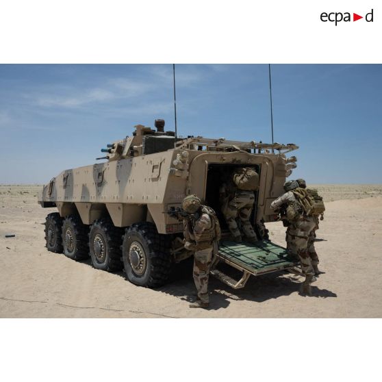 Un groupe de combat du 92e régiment d'infanterie (RI) embarque à bord d'un véhicule blindé de combat d'infanterie (VBCI) dans la région d'Al Hamra, aux Emirats arabes unis.