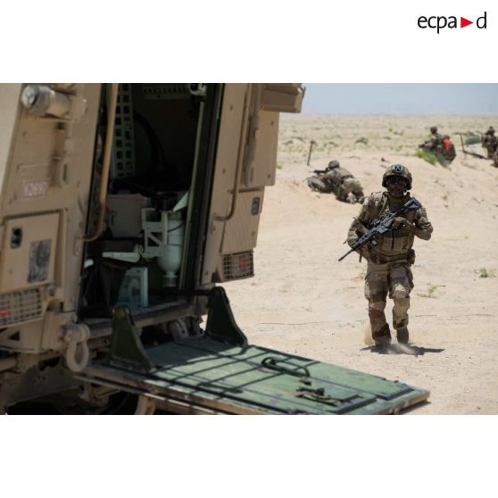 Un groupe de combat du 92e régiment d'infanterie (RI) embarque à bord d'un véhicule blindé de combat d'infanterie (VBCI) dans la région d'Al Hamra, aux Emirats arabes unis.