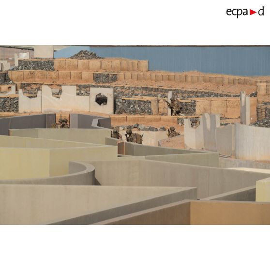 Un groupe de combat du 92e régiment d'infanterie (RI) progresse sur le camp d'Al Hamra, aux Emirats arabes unis.