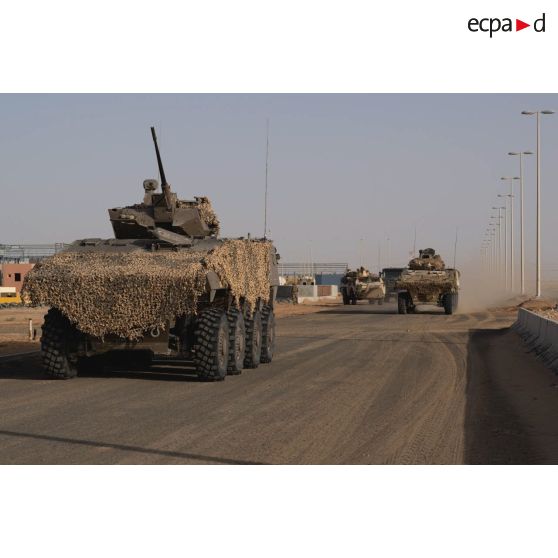 Un véhicule de l'avant blindé (VAB) progresse entre deux véhicules blindés de combat d'infanterie (VBCI) sur le camp d'Al Hamra, aux Emirats arabes unis.