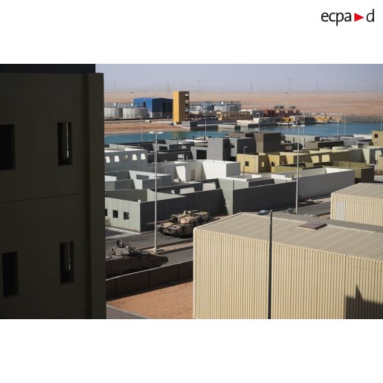 Un char AMX-Leclerc du 5e régiment de cuirassiers (RC) progresse aux côtés d'un véhicule blindé de combat d'infanterie (VBCI) du 92e régiment d'infanterie (RI) sur le camp d'Al Hamra, aux Emirats arabes unis.