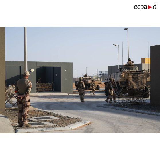 Des véhicules blindés de combat d'infanterie (VBCI) couvrent la progression d'un groupe de combat du 92e régiment d'infanterie (RI) sur le camp d'Al Hamra, aux Emirats arabes unis.