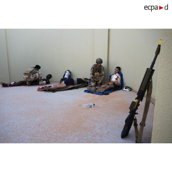 Des auxiliaires sanitaires prennent en charge des blessés simulant une blessure à l'antenne médicale du camp d'Al Hamra, aux Emirats arabes unis.