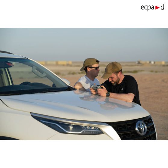 L'opérateur vidéo Simon de l'ECPAD pilote un drone aux côtés du réalisateur Grégoire dans la région d'Al Harma, aux Emirats arabes unis.