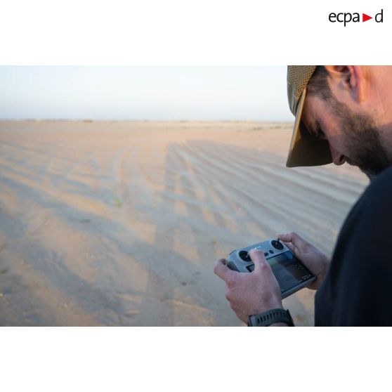 L'opérateur vidéo Simon de l'ECPAD pilote un drone dans la région d'Al Harma, aux Emirats arabes unis.