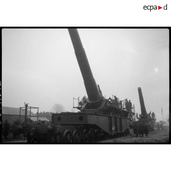 L'obusier de 400 mm de l'ALVF est photographié de trois quarts avant en plan général.