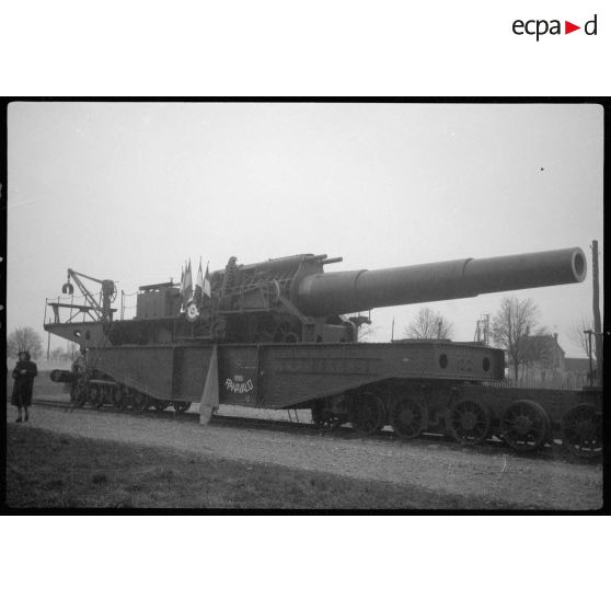 L'obusier de 400 mm de l'ALVF est photographié de profil en plan général.