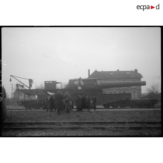 L'obusier de 400 mm de l'ALVF est photographié de profil en plan général.