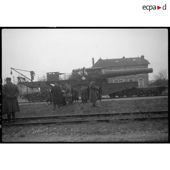 L'obusier de 400 mm de l'ALVF est photographié de profil en plan général.