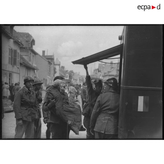 Des soldats évacuent une femme âgée blessée dans une ambulance.