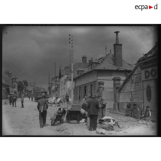 Plan général de la rue d'un village après un bombardement allemand.