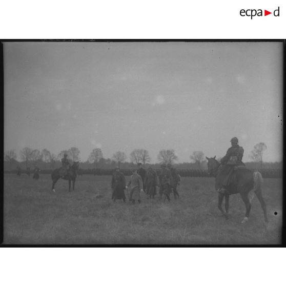 Plan général de la prise d'armes : au centre se déplace le général d'armée Réquin accompagné de divers officiers.