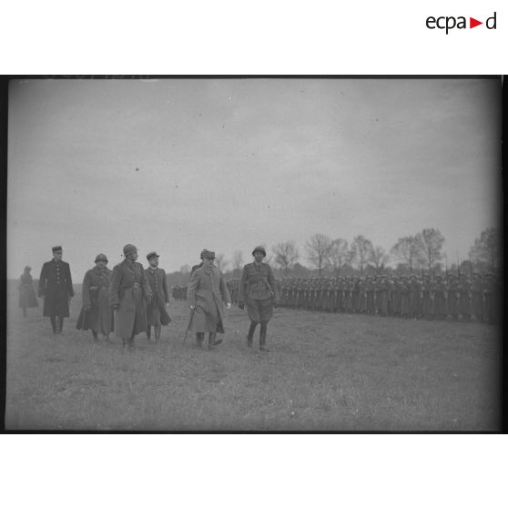 Le général d'armée Réquin passe en revue les troupes polonaises.
