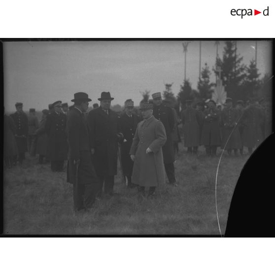 Photographie de groupe de personnalités politiques et du général d'armée Réquin.