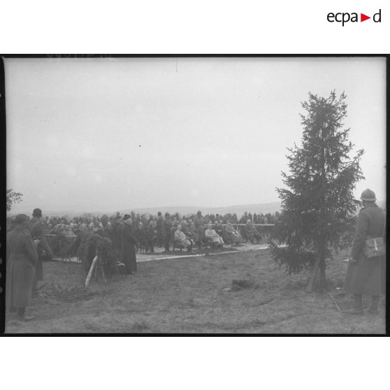 Plan général de la tribune officielle où siègent les personnalités civiles et militaires françaises et polonaises lors de la cérémonie militaire en l'honneur de l'armée polonaise.