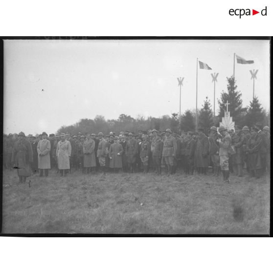 Photographie de groupe des personnalités civiles et militaires françaises et polonaises lors de la cérémonie militaire en l'honneur de l'armée polonaise.