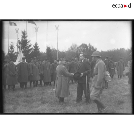 Le général Réquin accueille une personnalité politique lors de la cérémonie en l'honneur de l'armée polonaise.