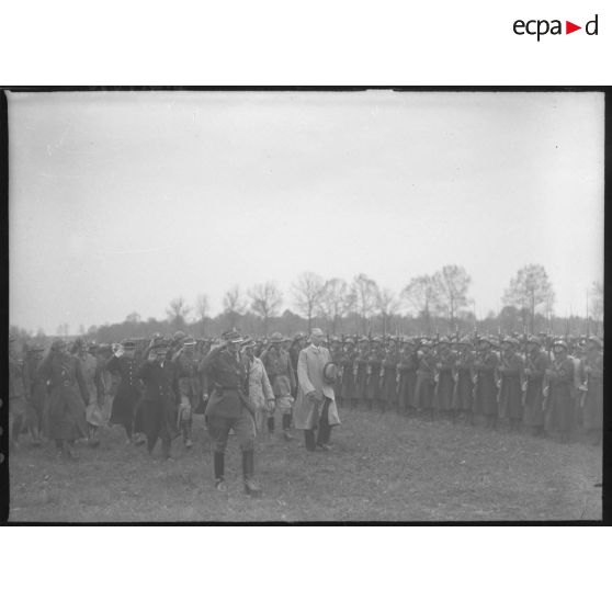 Wladyslaw Raczkiewiez, président de la république polonaise, et le général Sikorski passent en revue les troupes.