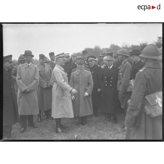 Photographie de groupe des personnalités civiles et militaires françaises et polonaises lors de la cérémonie militaire en l'honneur de l'armée polonaise.