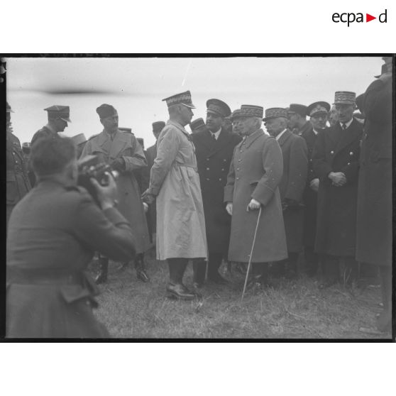 Photographie de groupe des personnalités civiles et militaires, françaises et polonaises.