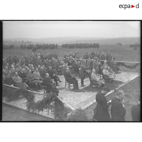 Plan général de la tribune officielle où siègent les personnalités civiles et militaires françaises et polonaises lors de la cérémonie militaire en l'honneur de l'armée polonaise.