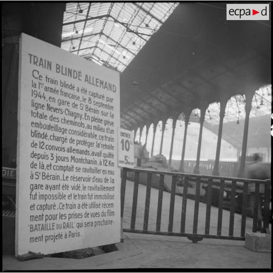 Exposition à la gare Saint-Lazare d'un train blindé allemand, "capturé" par les troupes de la 1re armée française en 1944.