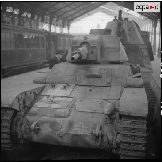 Exposition à la gare Saint-Lazare d'un train blindé allemand, "capturé" par les troupes de la 1re armée française en 1944.