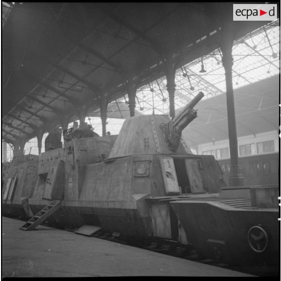 Exposition à la gare Saint-Lazare d'un train blindé allemand, "capturé" par les troupes de la 1re armée française en 1944.