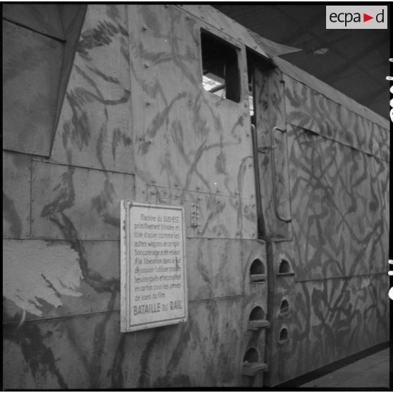 Exposition à la gare Saint-Lazare d'un train blindé allemand, "capturé" par les troupes de la 1re armée française en 1944.